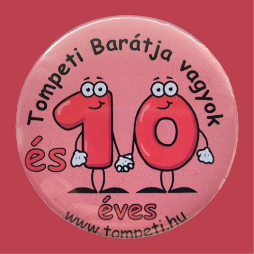 10-es kitűző